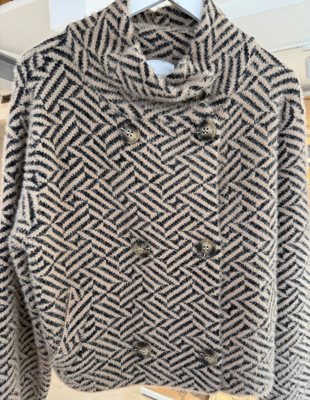 Short double breasted jacket Sand graphic