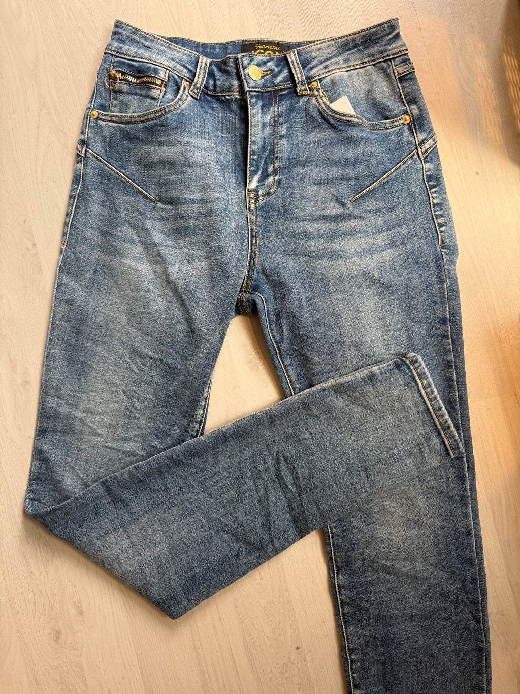 Classic High-Waist Skinny Jeans with Distressed Details