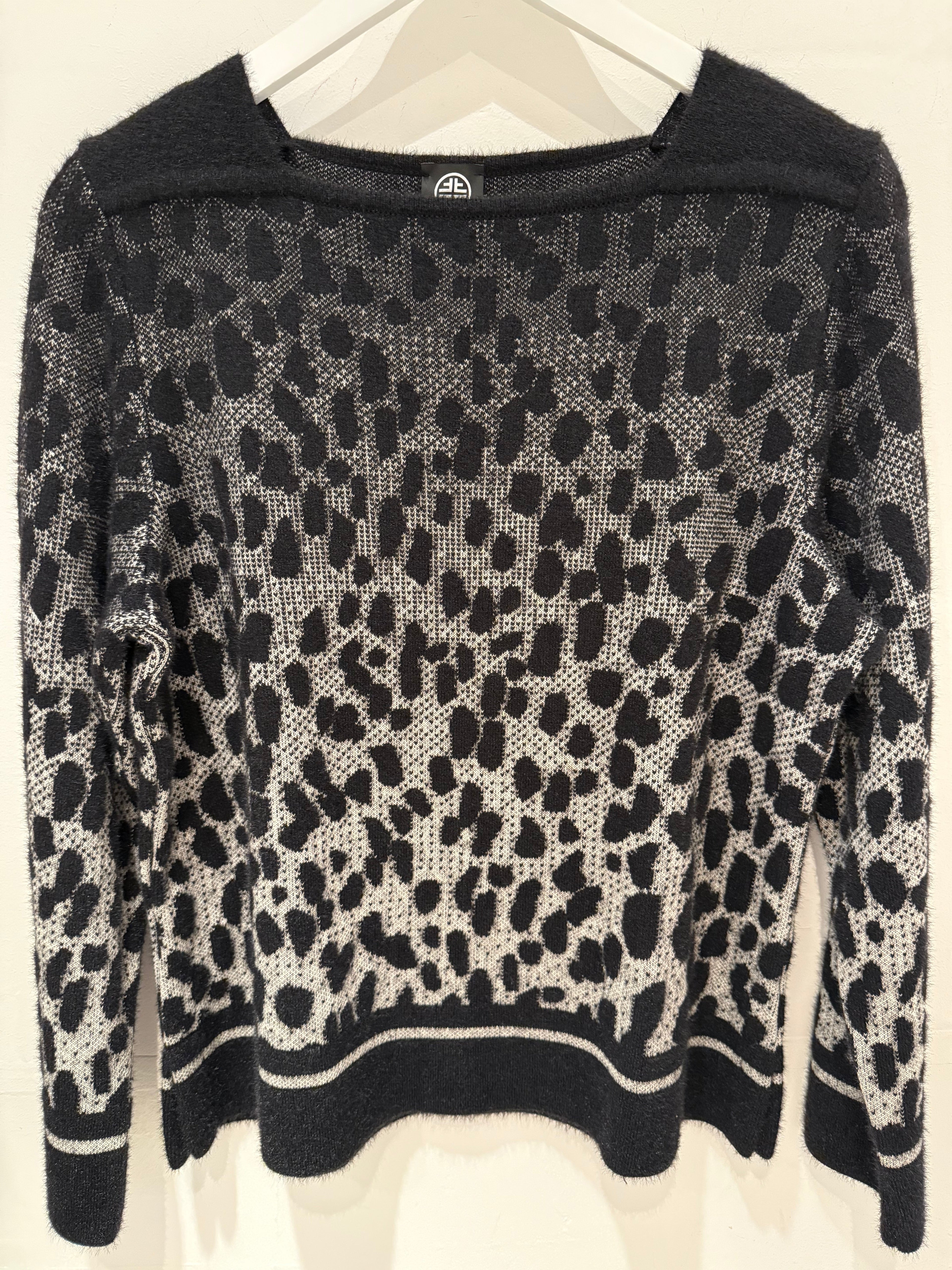 Knitted Sweater – Black White Leo Dots