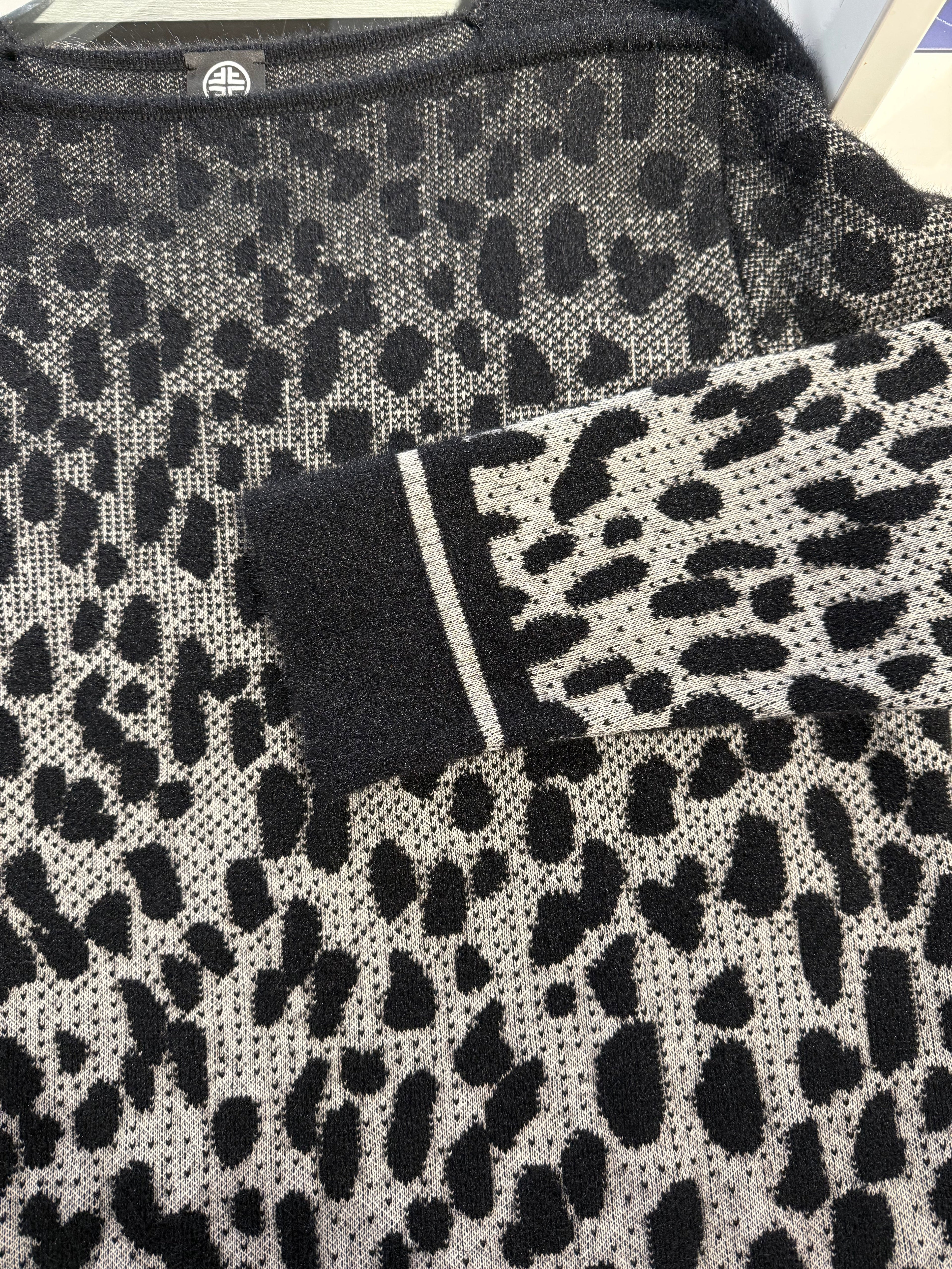 Knitted Sweater – Black White Leo Dots