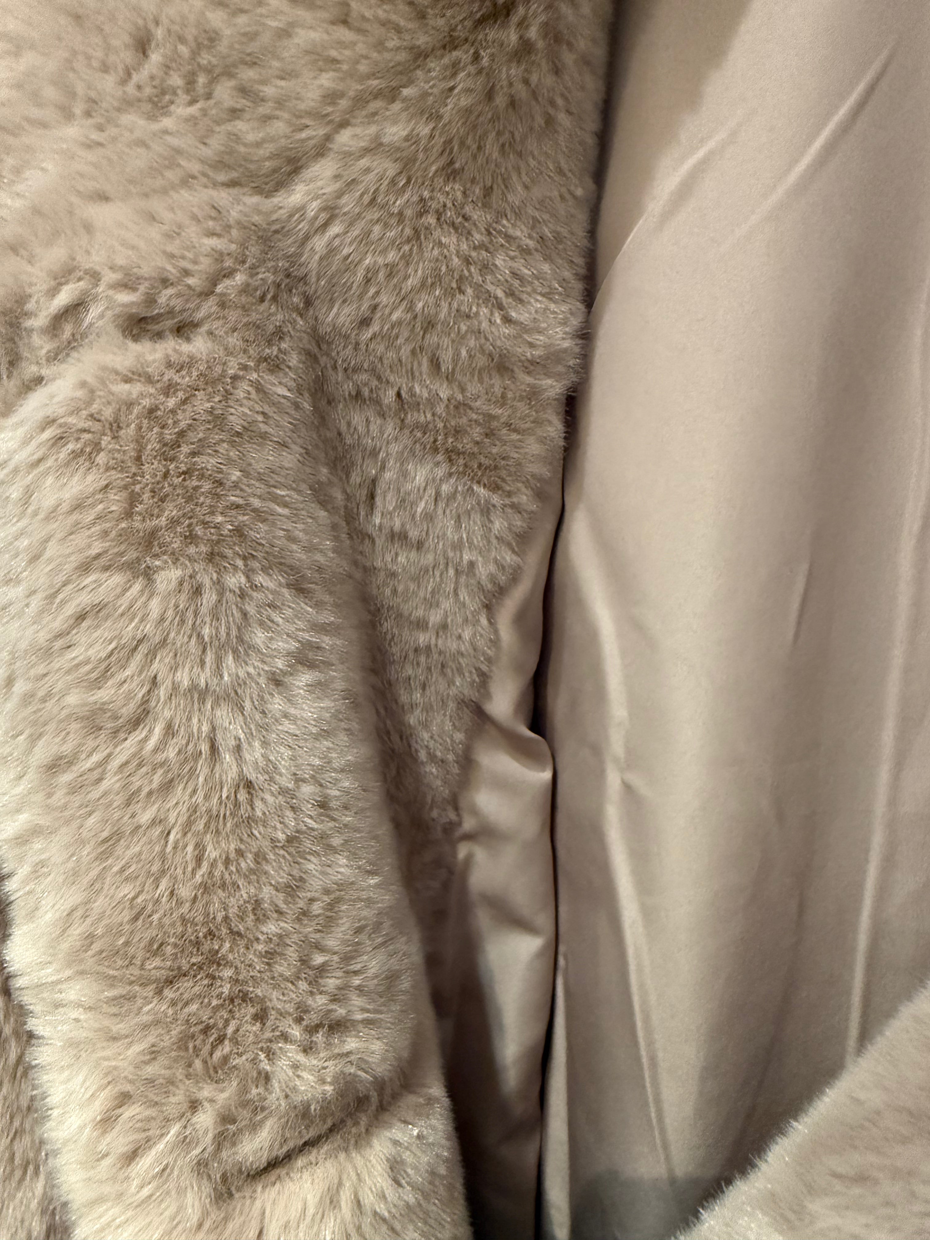 Single breasted fake fur coat